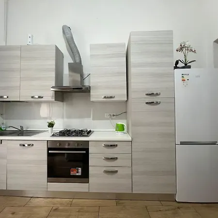 Parisa بيت شباب تورينو