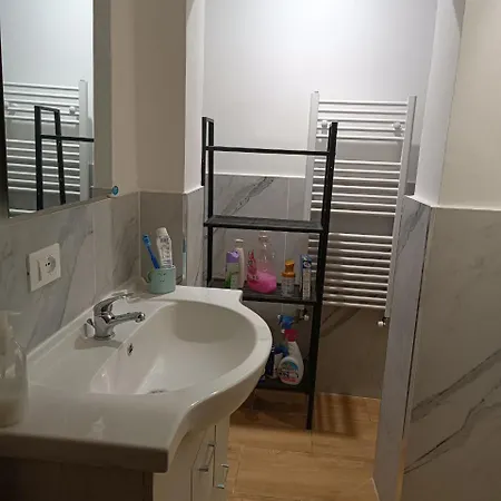 Parisa Hostel *